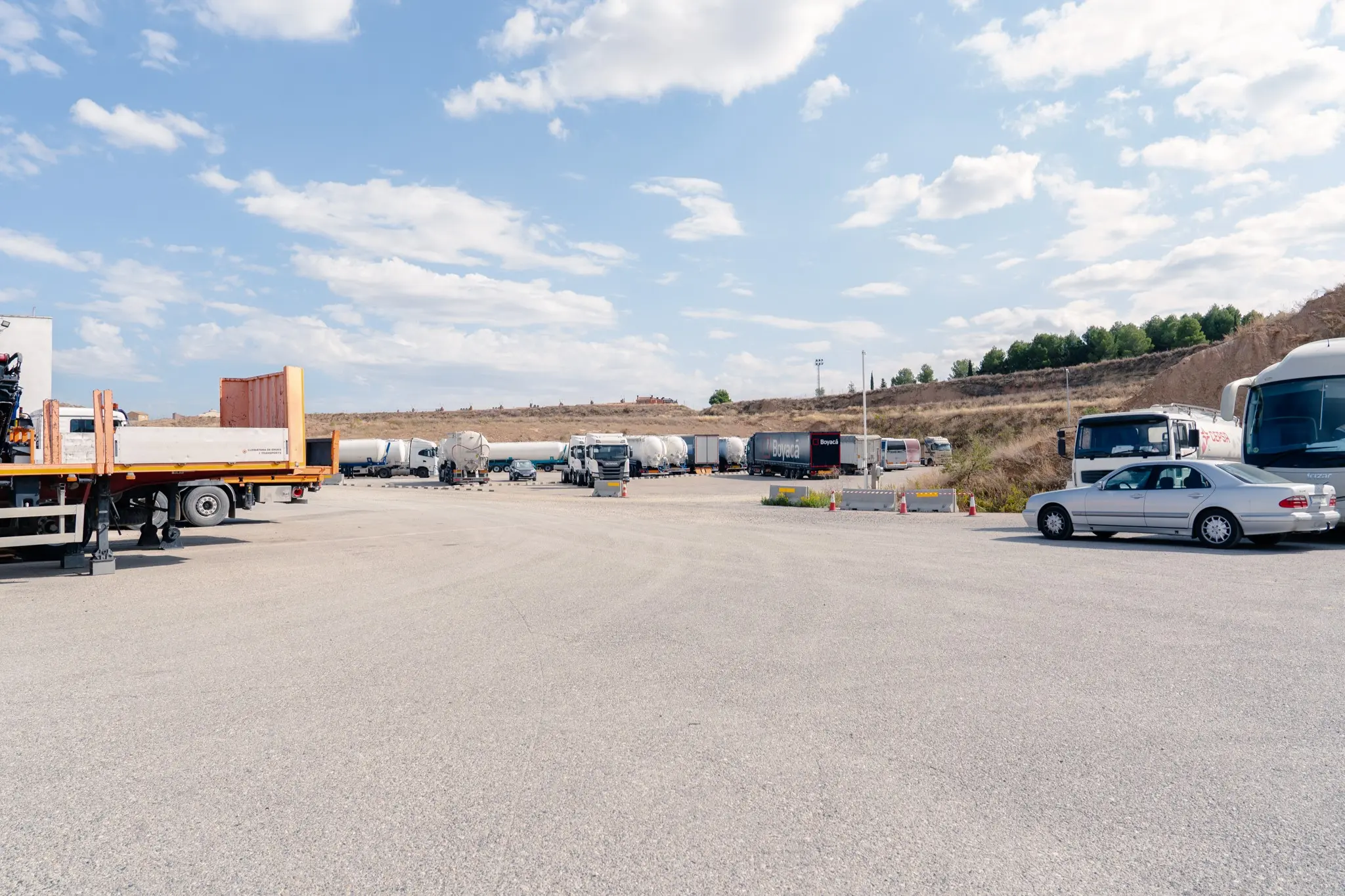 Zona exterior asfaltada del pàrquing per a camions i caravanes a Alcoletge