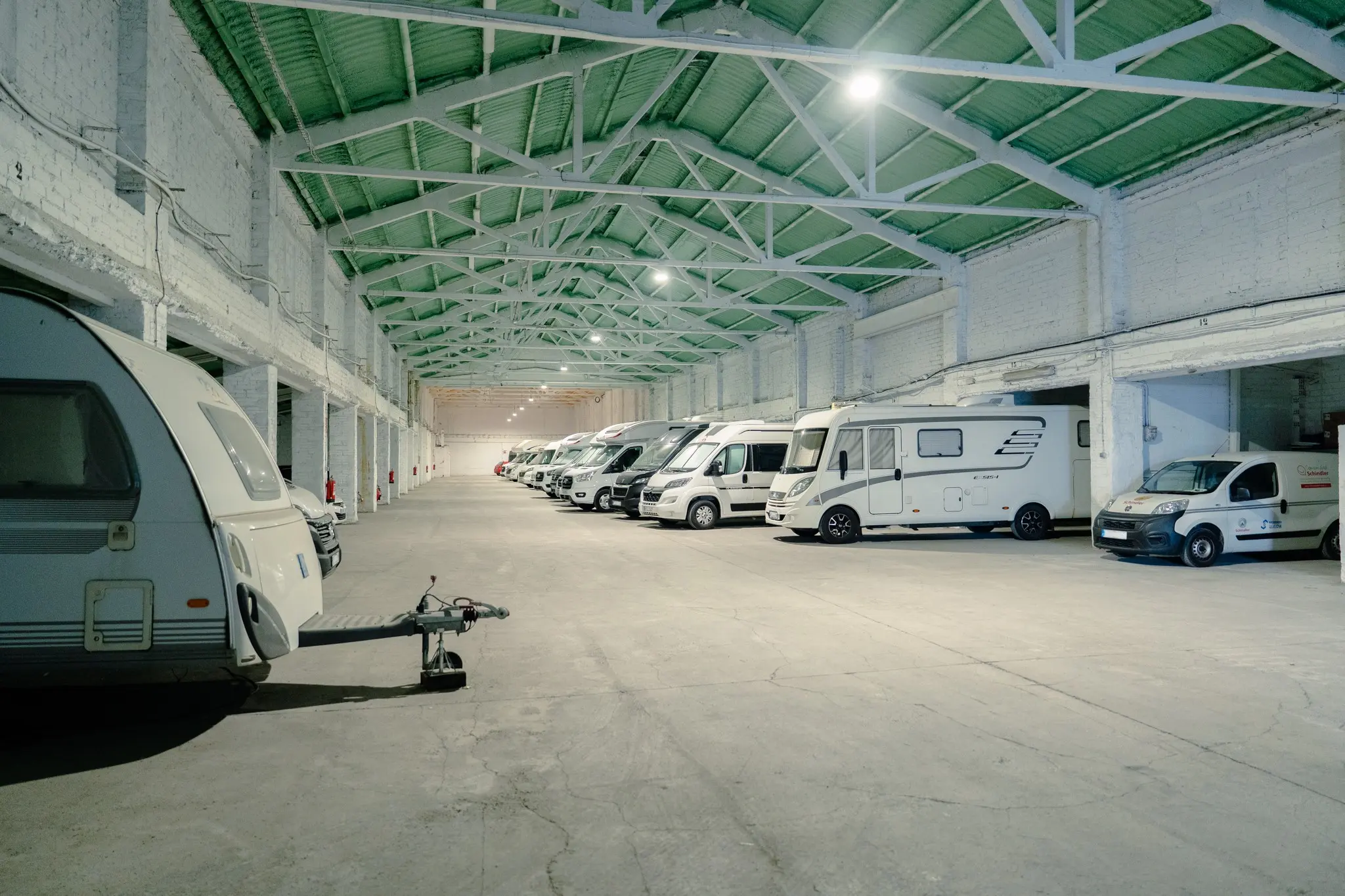 Interior de la nau coberta amb vehicles guardats