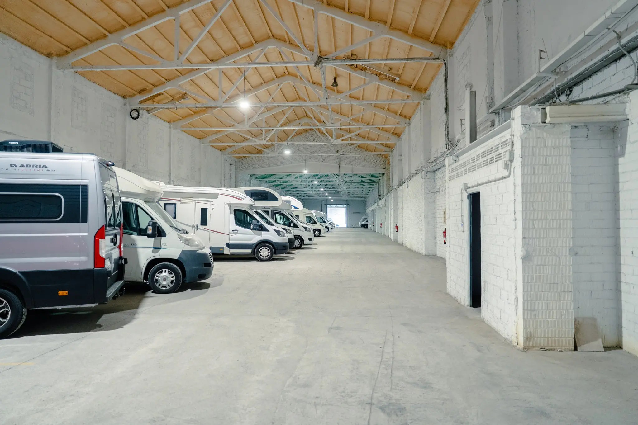 Autocaravanes i caravanes guardades sota sostre